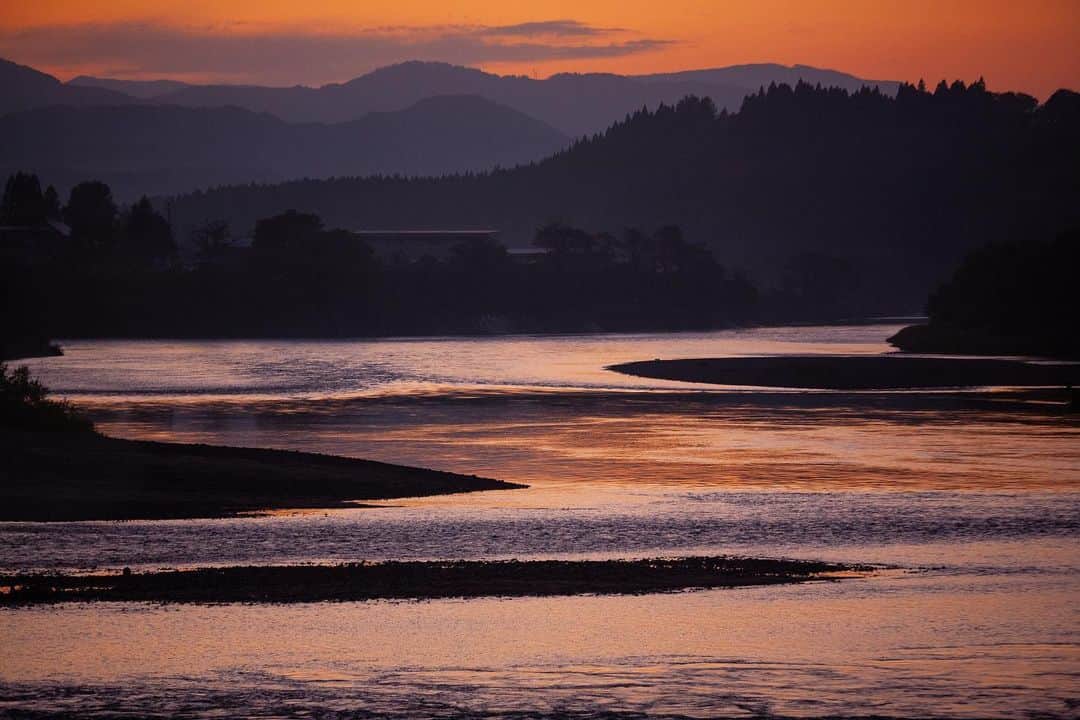 Michael Yamashitaさんのインスタグラム写真 - (Michael YamashitaInstagram)「On the path of poets - Matsuo Basho wrote several haiku as he traveled along the Mogami River in the 17th century. The river rises from southern Yamagata Prefecture, flows to the north, turns west and finally flows into the Sea of Japan. With Basho as my guide, I followed it too.  Here’s one of his most famous:  Driving the hot sun into the sea — Mogami River.  #mogamiriver #haiku #haikupoem #matsuobasho #basho #yamagata」11月27日 0時17分 - yamashitaphoto