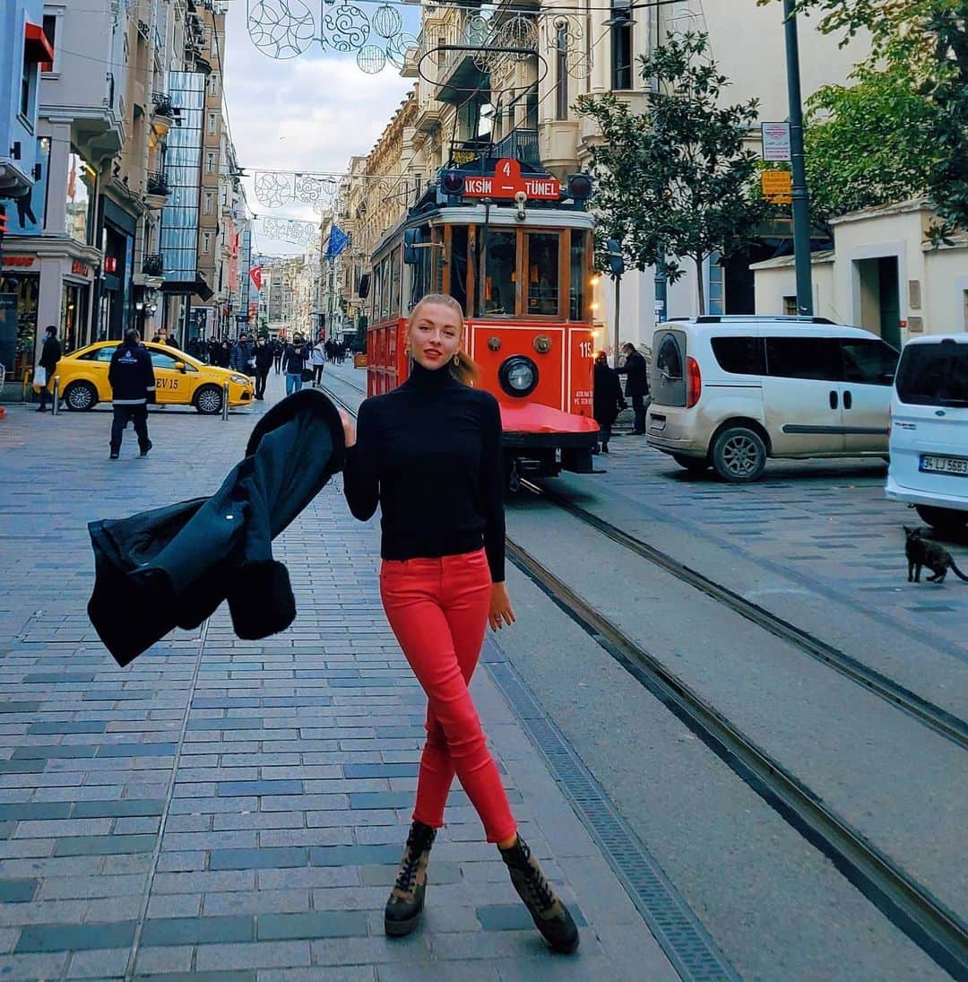メリティナ・スタニウタさんのインスタグラム写真 - (メリティナ・スタニウタInstagram)「Istanbulling - means strolling around Istanbul 🇹🇷 ⠀ Город невероятных контрастов! В этом районе можно найти и французские домики,  и венецианские баллончики ! ⠀ #istanbul #turkey #samsungbelarus #galaxyzfold2 #taksim #streetstyle #tram #стамбул #турция」11月27日 0時18分 - melitinastaniouta