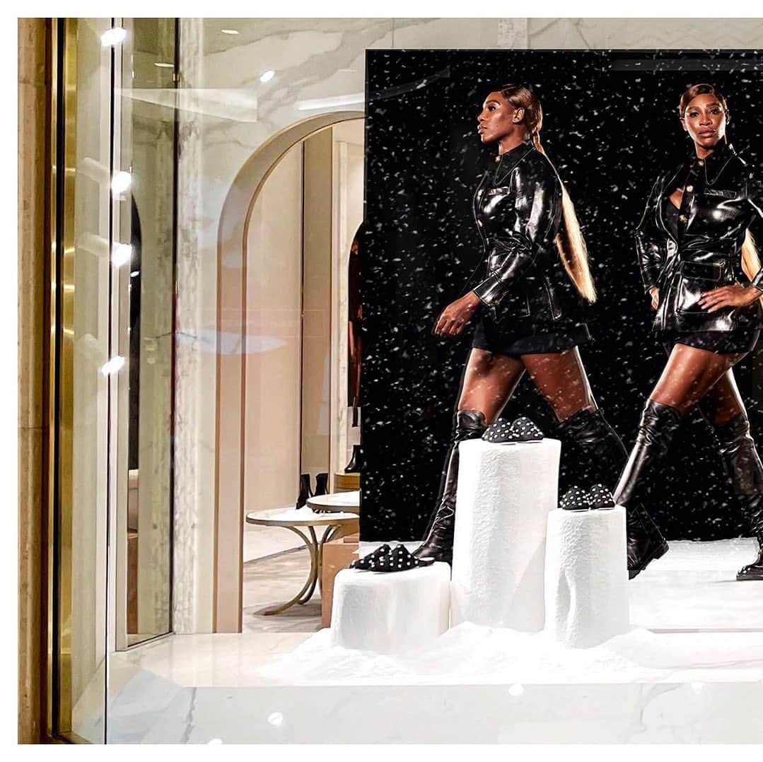 スチュアートワイツマンさんのインスタグラム写真 - (スチュアートワイツマンInstagram)「Our #SWWinter windows at the SW boutique at the Palazzo in Las Vegas shines a spotlight on our limited-edition Shine Capsule. This new collection is designed to bring out your shine, and it includes the crystal-embellished #CARINECRYSTAL bootie worn by @SerenaWilliams in our Winter Campaign, Be In Your Element. #SWWomen #StuartWeitzman」11月27日 0時30分 - stuartweitzman
