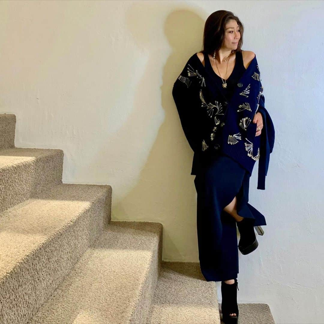 Taki Tanakaさんのインスタグラム写真 - (Taki TanakaInstagram)「#LoveNavy #ネイビー  のワントーンLOOK。  #ootd  #outfitoftheday #outfit   cardigan #N21 tops #chloe pants #stellamccartney   @iza_official  #instorenow @numeroventuno   #aboutyesterday  #昨日のコーデ  #良いもの好きなものを長く愛そう   #izastagram」11月27日 0時28分 - tanakataki