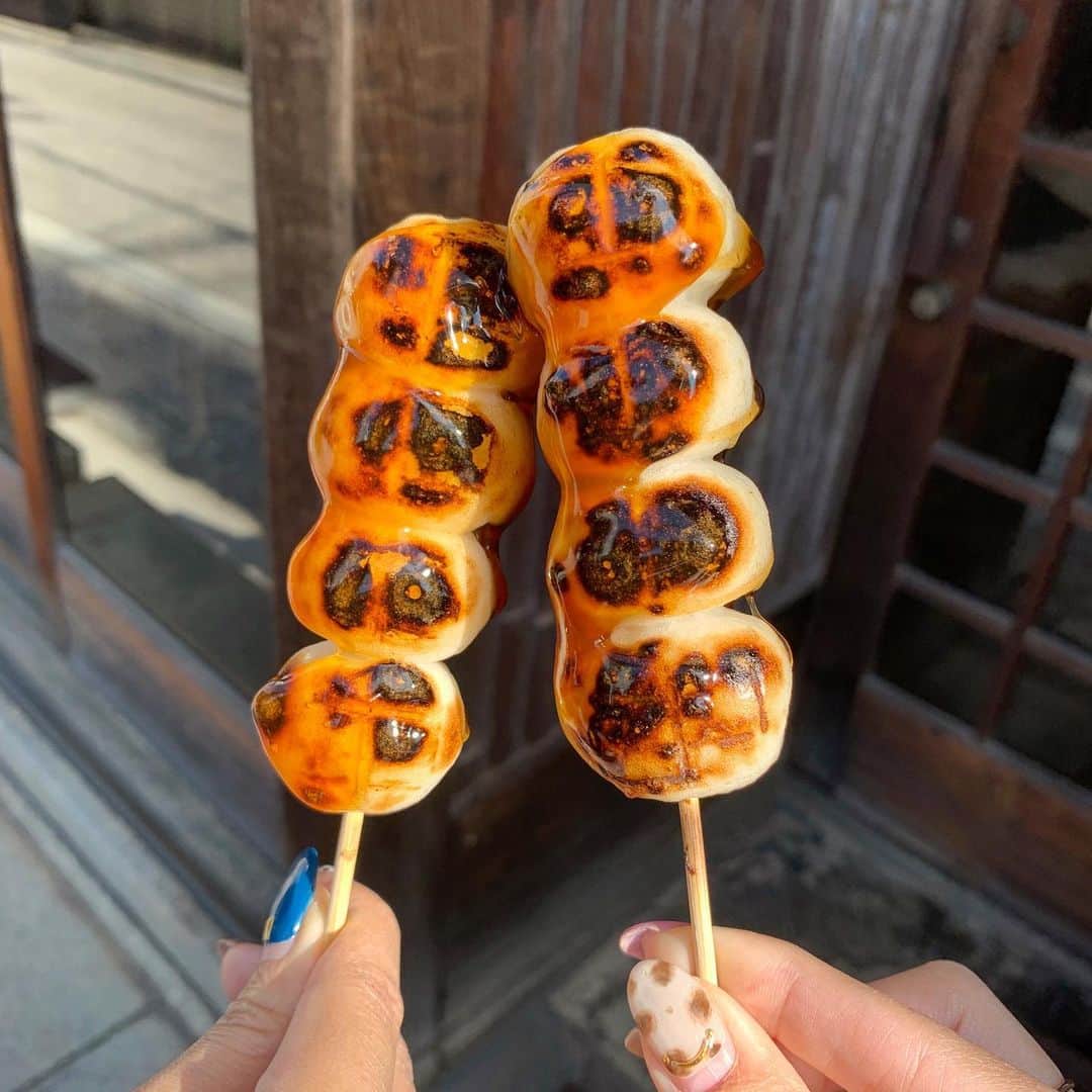 吉川ちかさんのインスタグラム写真 - (吉川ちかInstagram)「京都にある 和香菜のさくふわみたらし団子が めちゃくちゃ美味しかった🤤💓 . 出来たてを(一番上)20秒以内に 食べるのが大切らしい！！ さくふわで美味しかった😭💓 . めちゃくちゃ感動したから 二日連続で行きました。笑 京都へいったら是非食べてほしい‼️ . #和香菜 #さくふわみたらし団子 #みたらし団子#団子#京都#京都観光 #京都グルメ #食べ歩き #travel#旅行」11月27日 0時31分 - yoshikawachika_1116