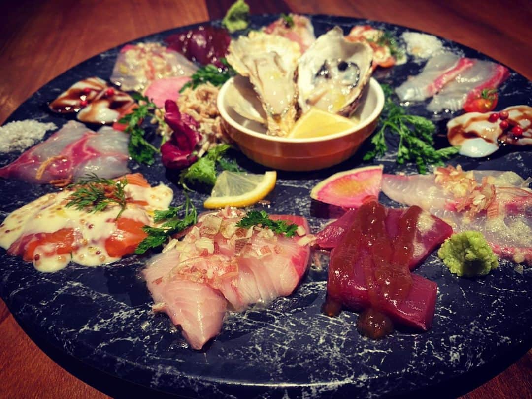 のインスタグラム：「名物カルパッチョ。おいしいッチョ。ボリュームあるッチョ。コスパ最強でッチョ。 #uokin #carpaccio #italian #tokyo」