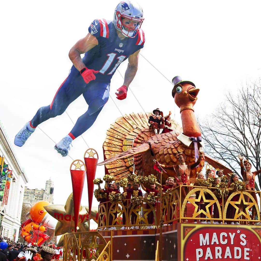 ジュリアン・エデルマンのインスタグラム：「The ONE year no one will be there to watch the Macy’s Day parade... what are the chances #HappyThanksgiving」