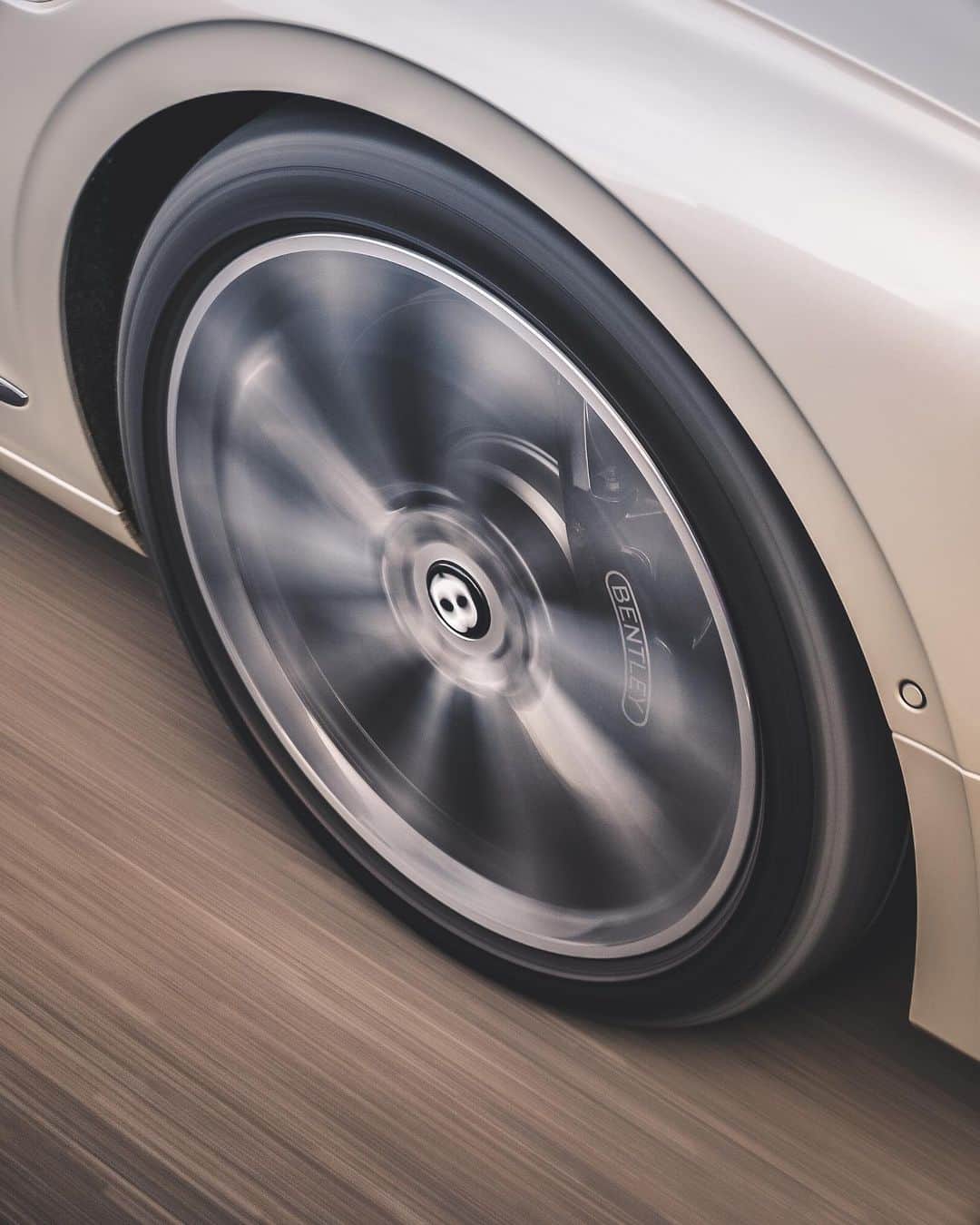 ベントレーさんのインスタグラム写真 - (ベントレーInstagram)「In a lane of its own. The #NewFlyingSpur. #WorldofBentley _ #Bentley Flying Spur WLTP drive cycle: combined fuel consumption: 19.1 mpg (14.8 l/100 km), combined CO₂: 337 g/km. Photos by @adamwarnerphoto」11月27日 0時36分 - bentleymotors