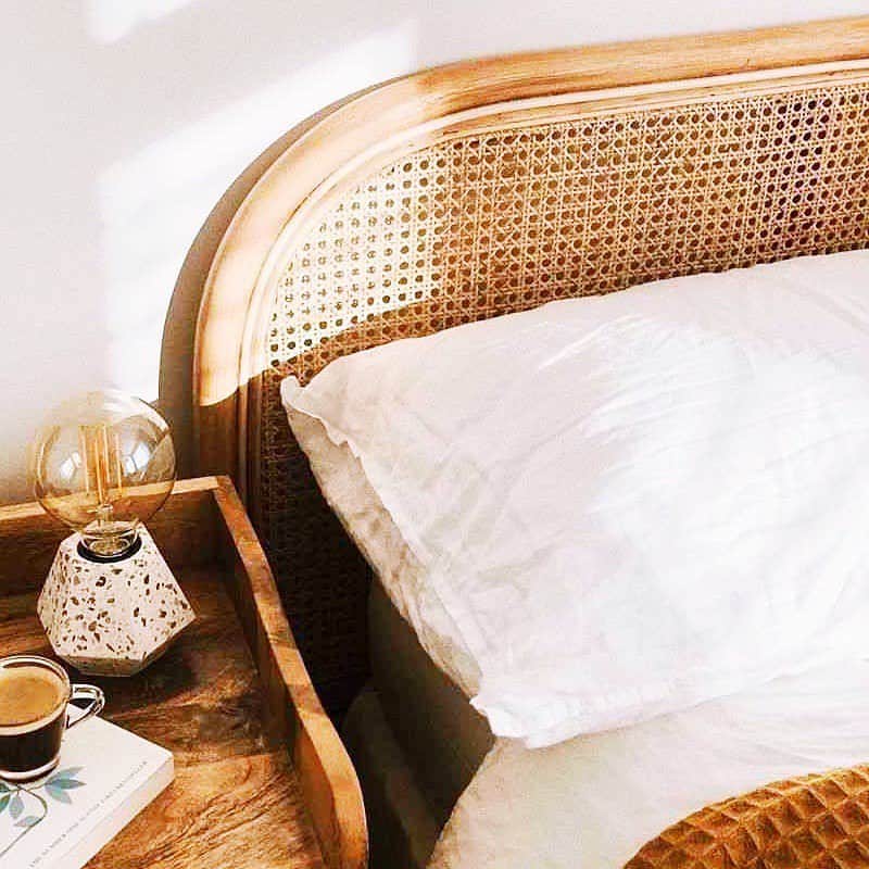 チップ＆ペッパーのインスタグラム：「Rattan bed always a good look」