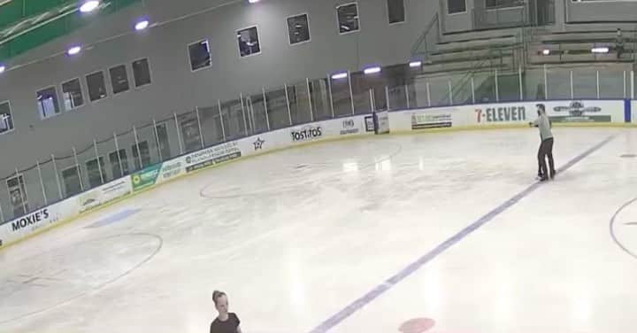 ブルックリー・ハンのインスタグラム：「2020 has been a rough year, there is no denying that fact. That being said, there are still so many things to be grateful for today. For me it’s my family, friends and the chance to do what I love on the ice as both an athlete and a coach. But even if 2020 really has you down, I think we all can agree to be grateful for LiveBarn for providing gems like this one.  Happy Thanksgiving! 🦃🍁」