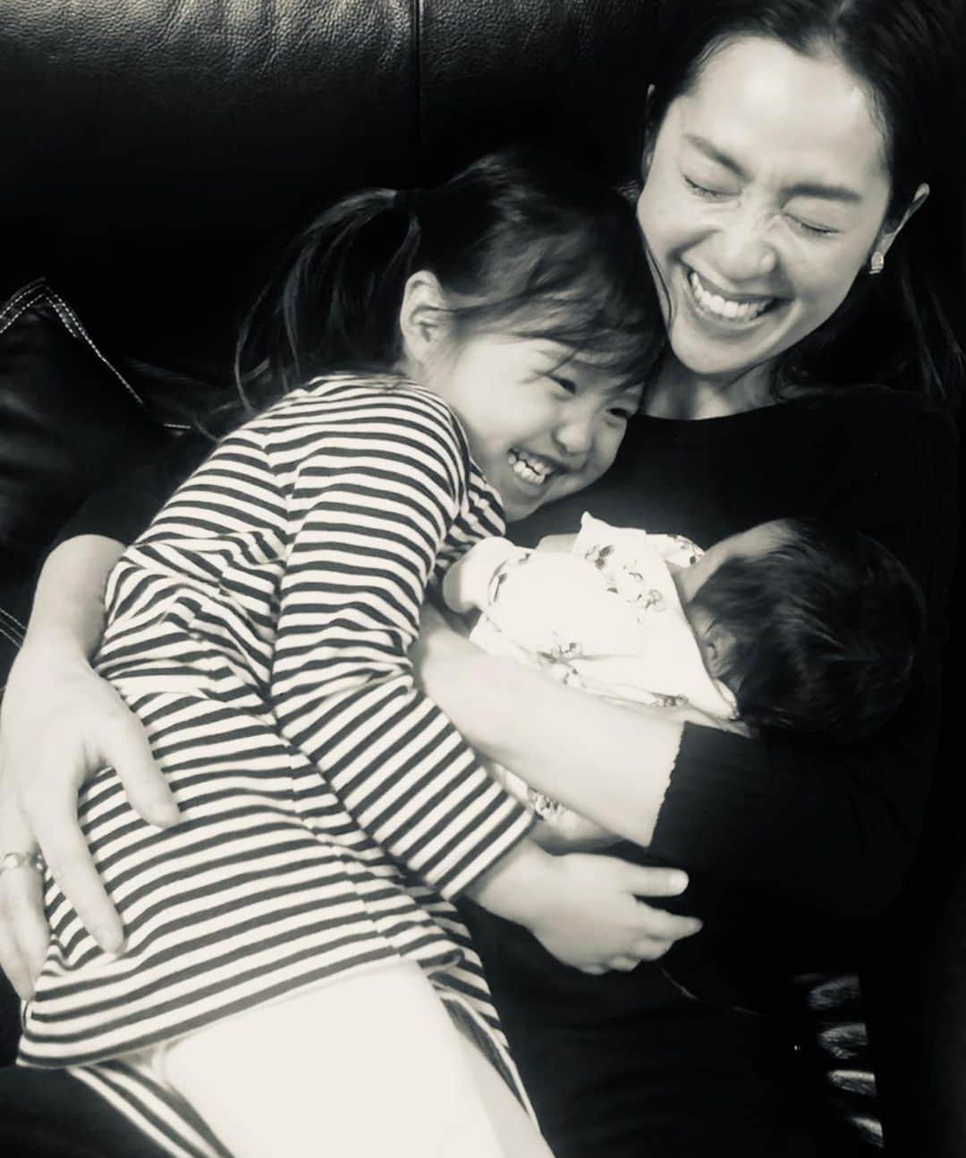 中村アンさんのインスタグラム写真 - (中村アンInstagram)「新生児ってこんなに小さいのか㊗️‼︎‼︎いつもボイスメッセージくれるお姉ちゃんと、生まれたばかりの妹の二人の成長が楽しみな、おばさん気分です🧸」11月27日 11時43分 - cocoannne