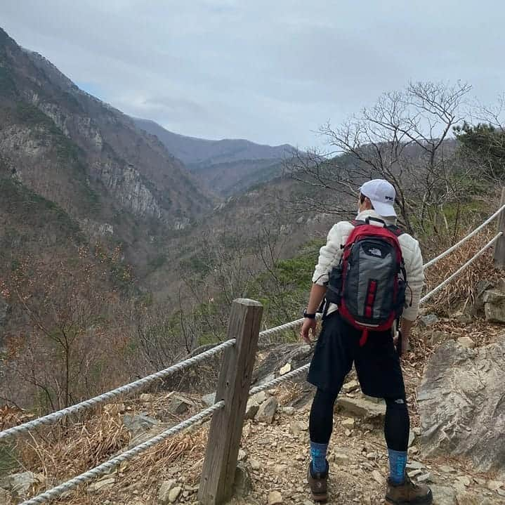 リッキーのインスタグラム：「등산화 필수..」