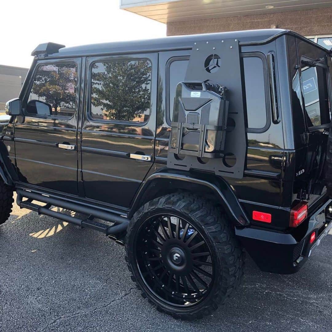 CarsWithoutLimitsさんのインスタグラム写真 - (CarsWithoutLimitsInstagram)「G Wagon 4x4 decided to get beefed up from @sinamotorsusa 🎮  #carswithoutlimits #mercedesbenz」11月27日 11時36分 - carswithoutlimits