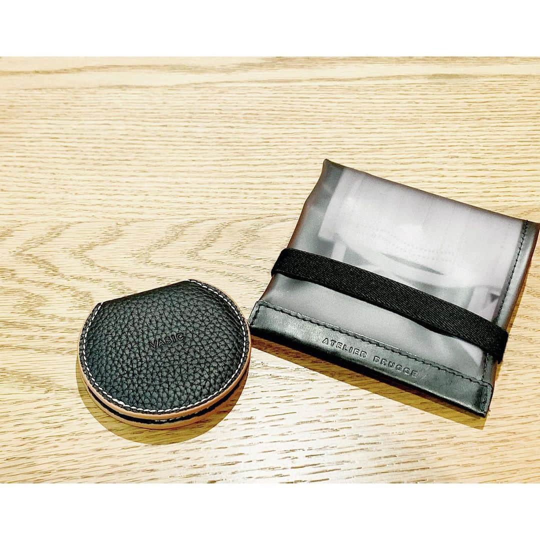 上野なつひのインスタグラム：「@atelier_brugge のマスクケースが万能でスマート！ 収納も用途も多く使い勝手がよいのよね😌今は必需品だもんね。 ずっと売り切れてたからやっとゲットできた！ あとずっと行きたかった @vasic_japan の展示会へ🧡 いい感じのグリーンの子にしました😊 #atelier_brugge  #マスクケース #vasic」