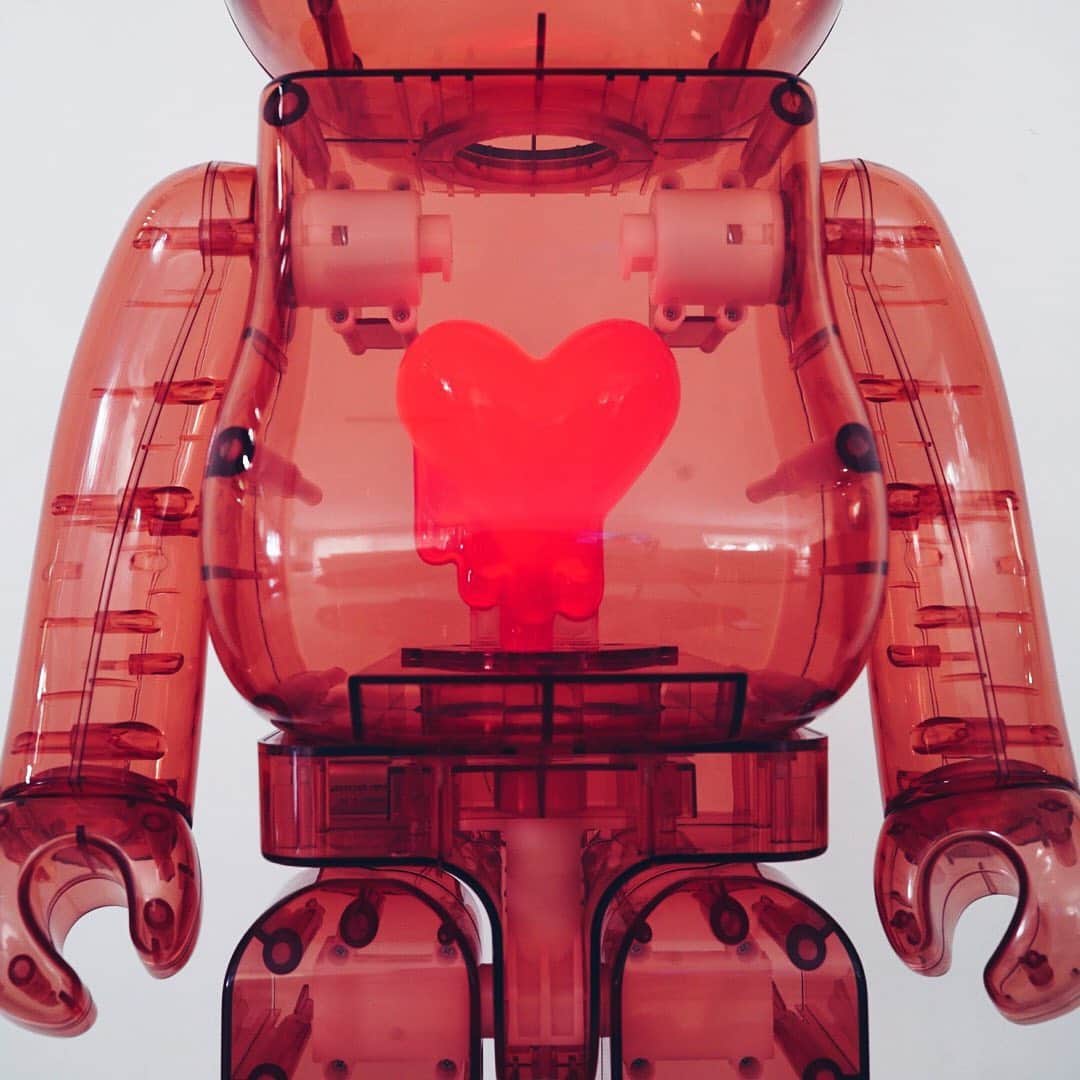 HYPEBEASTさんのインスタグラム写真 - (HYPEBEASTInstagram)「#hypeAF: @emotionallyunavailable and @medicom_toy have readied their latest BE@RBRICK collaboration. Featuring a red light-up 1000% figure, the joint effort is constructed of rouge-tinted translucent plastic and boasts a large dripping heart that can be illuminated with the flick of a switch. Those interested in purchasing the figure for $950 USD can enter a raffle on Emotionally Unavailable’s website for a limited time on November 27.⁠⠀ Photo: Emotionally Unavailable」11月27日 11時36分 - hypebeast