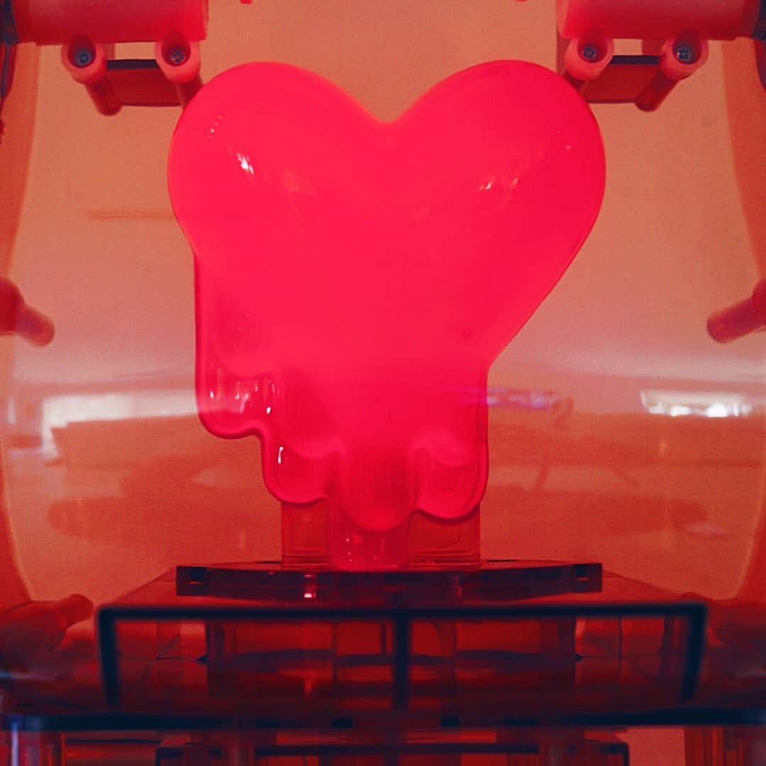 HYPEBEASTさんのインスタグラム写真 - (HYPEBEASTInstagram)「#hypeAF: @emotionallyunavailable and @medicom_toy have readied their latest BE@RBRICK collaboration. Featuring a red light-up 1000% figure, the joint effort is constructed of rouge-tinted translucent plastic and boasts a large dripping heart that can be illuminated with the flick of a switch. Those interested in purchasing the figure for $950 USD can enter a raffle on Emotionally Unavailable’s website for a limited time on November 27.⁠⠀ Photo: Emotionally Unavailable」11月27日 11時36分 - hypebeast