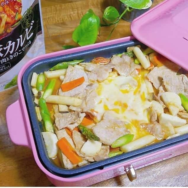 韓の食菜さんのインスタグラム写真 - (韓の食菜Instagram)「. 321_maya さんが「韓の食菜 豚カルビ」で作ったベジおかずを投稿してくださいました。 チーズタッカルビ風のチーズ豚カルビはご飯がすすみそうですね！ . #モランボン@moranbong_official #韓の食菜#豚カルビ#韓の食菜豚カルビ@hannoshokusai . ------------------------------------------ . 321_mayaのプロフィール写真 321_maya @foodietable.jp 様より「韓の食菜」をモニタープレゼントしていただきました♪ チーズ入れてチーズダッカルビ風に♡ トック(お餅)を初めて食べたけど美味しかったー！！ また作ろうっと(*´▿`*) ・ ・ 「モランボン×フーディ―テーブル」のモニターコラボ広告企画に参加しています。 --」11月27日 11時37分 - hannoshokusai