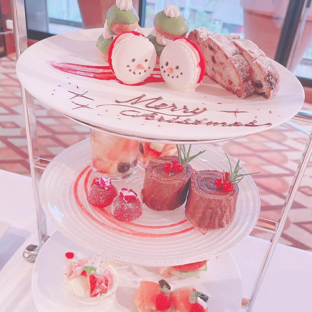のインスタグラム：「おはよーう🎄 ♡ ♡ ♡﻿ @theplaceoftokyo﻿ #theplaceoftokyo﻿ #afternoontea ﻿#cake﻿ #cafe﻿ #sweets﻿ #genic_sweets﻿ #genic_cafe﻿ #trevary﻿ #tea﻿ #teatime﻿ #hightea﻿ #wedding﻿ #スイーツ﻿ #アフタヌーンティー﻿ #ザプレイスオブトウキョウ﻿ #ウェディング﻿ #花嫁準備﻿ #東京タワー﻿ #港区女子﻿ #結婚式﻿ #結婚式場﻿ #下午茶﻿ #女子会﻿ #東京女子部﻿ @tokyo_jyoshibu #カフェ巡り #カフェスタグラム  #xmas #christmas」