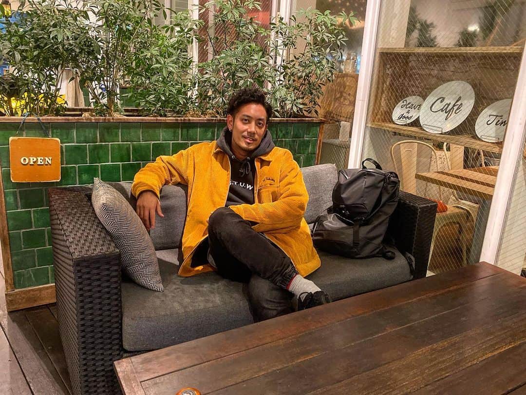 のインスタグラム：「冬は黒くなりがちなんで、subcietyでゲットしたこのコーデュロイジャケットがお気に入り。  てか、今日一粒万倍日だね！ イチリュウマンバってこー！！  12/8@渋谷JUMPでのアコースティックライブ"TAME-NOMI"のチケット予約は本日23:59まで！ 皆待ってるよー！！  #stuw #rookiezispunkd #subciety #一粒万倍日 #正座待機」