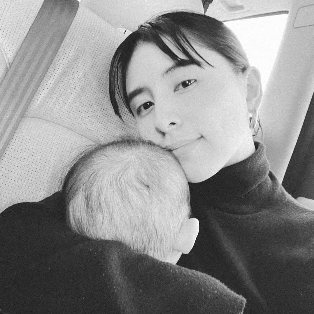 ラブリのインスタグラム：「31歳になりました。暖かい言葉だらけで嬉しいです、ありがとうございます。  娘が産まれて、ikawが始まって、なんだか新しい始まり、そして30の1年目が始まります。  私という存在を最大限に活かしてあげたいです。そして周りにいる人の、その隣の人まで幸せにすることができたらいいなって  思います。  いつもありがとう。」