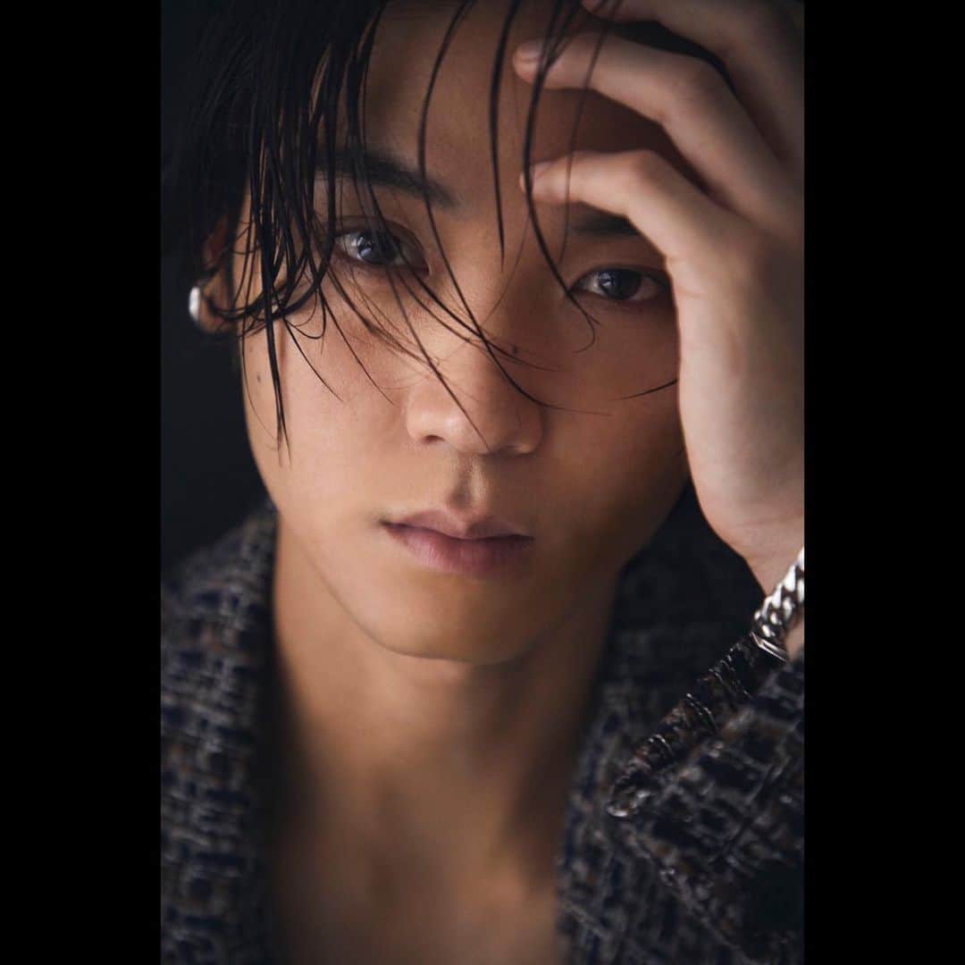 磯村勇斗のインスタグラム：「.  【NYLON JAPAN 1月号】  本日発売  photography @bun5o styling @stylist_ryosukesaito  hair @masaki_hair makeup @marinosinsta  #nylonjapan」