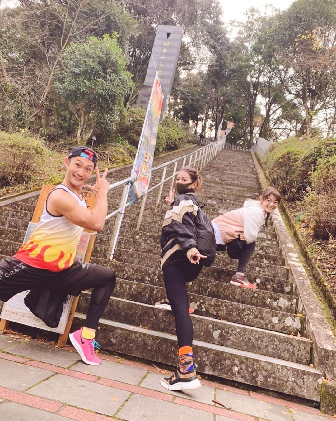 スザンヌさんのインスタグラム写真 - (スザンヌInstagram)「#日本一の石段3333段 ﻿ 登ってきました🚶‍♀️🏃‍♀️🚶‍♀️💪﻿ ﻿ おかげで今朝はふくらはぎが﻿ ぶっこわれてます🙏﻿ いつぶりだろう。。な筋肉痛に歩くたび、ひっくりかえりそうです😂﻿ ﻿ 妹とゆいちゃんとスガッシュと🔥（なんとスガッシュは2days20時間ぶりの3333段😂すごすぎ）﻿ ﻿ 登りの前半はまだ踊ったりはしゃいだりする余裕があったのですが2000段くらいから🪜﻿ 下りはずっと脚がピキピキぶるぶる😂わたしはね。笑笑﻿ ﻿ それでも、心身共に素晴らしいモチベーションを保つ、﻿ スガッシュがメンタルトレーナーのおかげで、﻿ ポジティブにずっとずっと笑って楽しくチャレンジすることができました☺️🌈﻿ 最後みんなの分準備してくれてた、プロテインが染みた染みたぁ！一気飲みしました！﻿ ほんっとにありがとう♡﻿ ﻿ この筋肉痛がおさまったらまた登りたいって思うくらい楽しかった☺️息子もいけるかなぁ☺️﻿ 次は一緒に行ってみようかな☺️﻿ ﻿ ﻿ あと、すれ違う皆さんが優しい優しい。もうすこしだよー、頑張ってーと声をかけてくださったり、﻿ 1日5往復されてる猛者がいらしたり☺️白目。﻿ 出逢いってやっぱり素敵💕﻿ ﻿ ﻿ これから登るかもしれないみなさんへ♡📝﻿ ﻿ 昨日は11月でも﻿ 天気がよかったので登り始めたら結構すぐに汗ばんできてみんな上着を脱ぎ始めました☀️﻿ （脱ぎ着しやすい服がおすすめ。）﻿ ﻿ 上る時は息が上がる心肺機能的なきつさと思ったように足があがらなくて足がからまりそうに💪（でも幼稚園生も遠足で登ることがあるみたい。連れてく先生たち尊敬。）﻿ ﻿ 下りはそんなに息あがりませんがブレーキをかける脚に負荷がかかって、プルプルしてしまう肉体的なきつさ💪がありました🌈﻿ ﻿ スガッシュも、タフガールな妹も﻿ わたしたちに合わせてくれて、﻿ ﻿ 上り 120分ぐらい﻿ 休憩　ちょこちょこをあわせて　﻿ 30分ぐらい﻿ 下り 50分ぐらい﻿ でした🙏﻿ ﻿ 普段運動されてるかたから﻿ 半分くらいの時間だと思います☺️﻿ ﻿ 必要なもの☺️﻿ ・ランニングシューズ(軽くて動きやすい靴)﻿ ・スポーツウェア、上着﻿ ・タオル﻿ ・ドリンク﻿ ・おやつ(エネルギー補給)﻿ ・魂﻿ ﻿ あと、トイレにティッシュがないので持参して行くと🙆‍♀️です！﻿ ﻿ ﻿ 以上#日本一の石段 レポでした🙏﻿ ﻿ ﻿ 今日は夕方からのお仕事なので﻿ それまでどうにかして、﻿ ちゃんと歩けるようになってたいです🙏🙏🙏」11月27日 10時18分 - suzanneeee1028