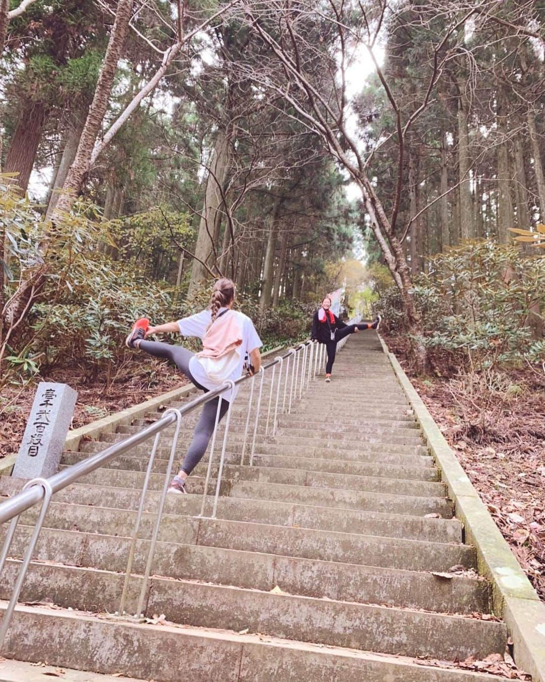 スザンヌさんのインスタグラム写真 - (スザンヌInstagram)「#日本一の石段3333段 ﻿ 登ってきました🚶‍♀️🏃‍♀️🚶‍♀️💪﻿ ﻿ おかげで今朝はふくらはぎが﻿ ぶっこわれてます🙏﻿ いつぶりだろう。。な筋肉痛に歩くたび、ひっくりかえりそうです😂﻿ ﻿ 妹とゆいちゃんとスガッシュと🔥（なんとスガッシュは2days20時間ぶりの3333段😂すごすぎ）﻿ ﻿ 登りの前半はまだ踊ったりはしゃいだりする余裕があったのですが2000段くらいから🪜﻿ 下りはずっと脚がピキピキぶるぶる😂わたしはね。笑笑﻿ ﻿ それでも、心身共に素晴らしいモチベーションを保つ、﻿ スガッシュがメンタルトレーナーのおかげで、﻿ ポジティブにずっとずっと笑って楽しくチャレンジすることができました☺️🌈﻿ 最後みんなの分準備してくれてた、プロテインが染みた染みたぁ！一気飲みしました！﻿ ほんっとにありがとう♡﻿ ﻿ この筋肉痛がおさまったらまた登りたいって思うくらい楽しかった☺️息子もいけるかなぁ☺️﻿ 次は一緒に行ってみようかな☺️﻿ ﻿ ﻿ あと、すれ違う皆さんが優しい優しい。もうすこしだよー、頑張ってーと声をかけてくださったり、﻿ 1日5往復されてる猛者がいらしたり☺️白目。﻿ 出逢いってやっぱり素敵💕﻿ ﻿ ﻿ これから登るかもしれないみなさんへ♡📝﻿ ﻿ 昨日は11月でも﻿ 天気がよかったので登り始めたら結構すぐに汗ばんできてみんな上着を脱ぎ始めました☀️﻿ （脱ぎ着しやすい服がおすすめ。）﻿ ﻿ 上る時は息が上がる心肺機能的なきつさと思ったように足があがらなくて足がからまりそうに💪（でも幼稚園生も遠足で登ることがあるみたい。連れてく先生たち尊敬。）﻿ ﻿ 下りはそんなに息あがりませんがブレーキをかける脚に負荷がかかって、プルプルしてしまう肉体的なきつさ💪がありました🌈﻿ ﻿ スガッシュも、タフガールな妹も﻿ わたしたちに合わせてくれて、﻿ ﻿ 上り 120分ぐらい﻿ 休憩　ちょこちょこをあわせて　﻿ 30分ぐらい﻿ 下り 50分ぐらい﻿ でした🙏﻿ ﻿ 普段運動されてるかたから﻿ 半分くらいの時間だと思います☺️﻿ ﻿ 必要なもの☺️﻿ ・ランニングシューズ(軽くて動きやすい靴)﻿ ・スポーツウェア、上着﻿ ・タオル﻿ ・ドリンク﻿ ・おやつ(エネルギー補給)﻿ ・魂﻿ ﻿ あと、トイレにティッシュがないので持参して行くと🙆‍♀️です！﻿ ﻿ ﻿ 以上#日本一の石段 レポでした🙏﻿ ﻿ ﻿ 今日は夕方からのお仕事なので﻿ それまでどうにかして、﻿ ちゃんと歩けるようになってたいです🙏🙏🙏」11月27日 10時18分 - suzanneeee1028