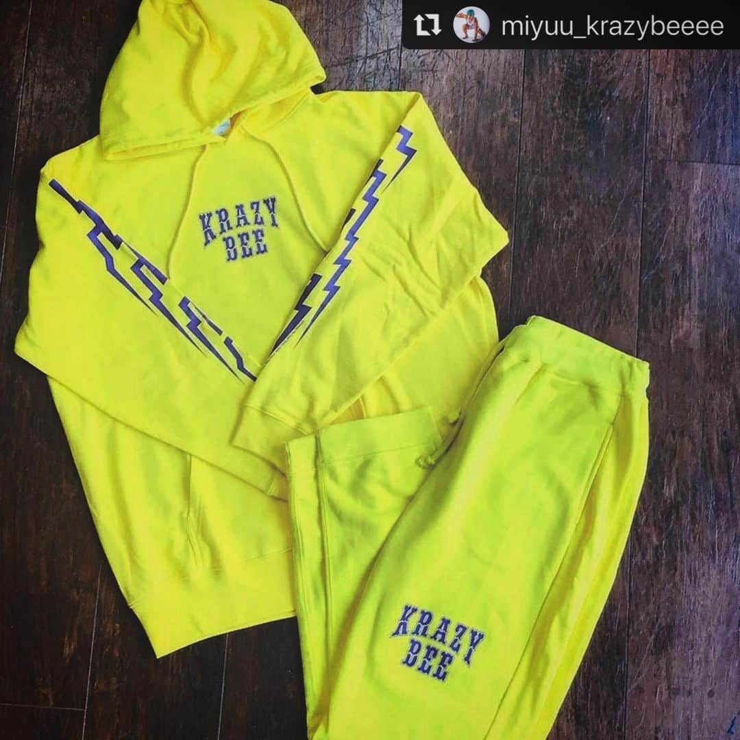 山本アーセンさんのインスタグラム写真 - (山本アーセンInstagram)「#Repost @miyuu_krazybeeee with @make_repost ・・・ 🐝🐝🐝‼️ @krazybee_official 〈新商品情報〉  こちらの商品は受注生産となります。 本日から受付開始です！！  受付期間：2020年11月14日～28日まで  生産は28日以降となり、商品のお届けは12月中旬を予定しております。 ※上下の色味に若干の違いがある場合がございます。予めご了承ください。  ※ご注文の際は、【当商品のみで】ご注文頂きますようお願い申し上げます。 　通常商品をお求めの際は別途ご注文下さい。  THUNDER セットアップ  ブラックxネオングリーン レッドxホワイト イエローxパープル ブルーxホワイト ネイビーxネオンイエロー  Designed by AKILLA Official Logo by Mankey」11月27日 10時23分 - killahbee6