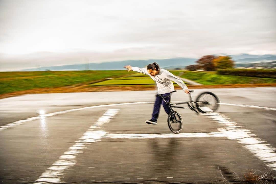 宇野陽介さんのインスタグラム写真 - (宇野陽介Instagram)「Shooting in heavy rain. photo by @satoshi.saijo  #aresbikes #bmx #flatland #freestyle #rideon #ug #madbunny #dvsshoes #fusioninc」11月27日 10時23分 - yorkuno