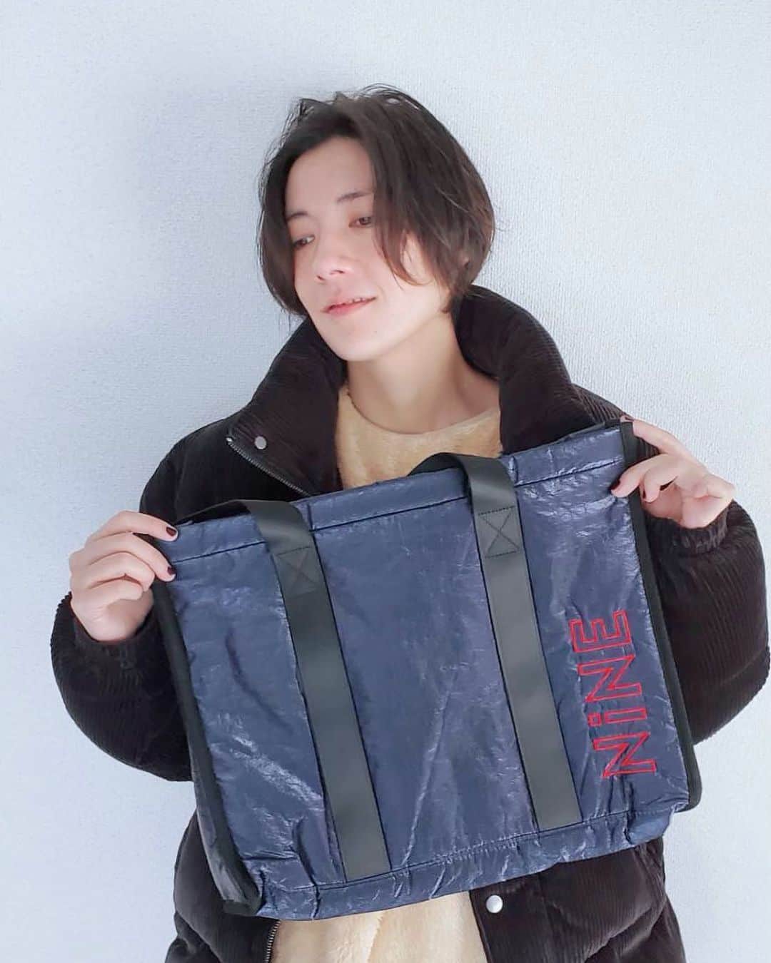 土井ケイトのインスタグラム：「ないんばっぐ。かわゆい。webにて好評発売中です❤️さぁさ今日もカル子はりきって2回公演いってきます。 本当にお客様に支えられている毎日です。客席の暖かさに心からの感謝を込めて。いってきます！#nine #ナイン #musical #赤坂actシアター」