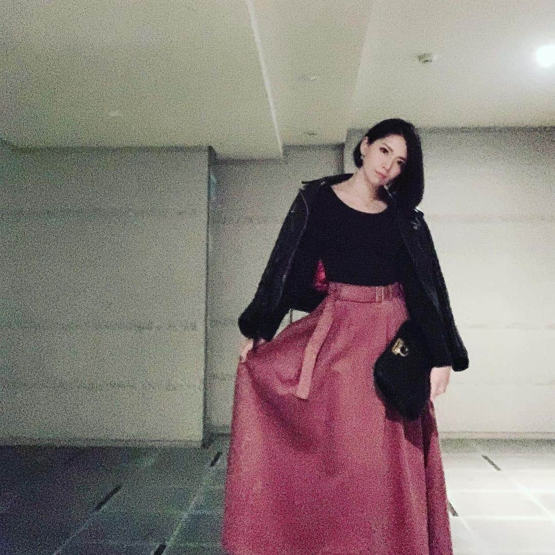 ERYさんのインスタグラム写真 - (ERYInstagram)「今日の格好良いねと複数人に褒められた日のお洋服を記録しておこうと思ったのだけど、暗すぎて画質がとんでもない事になりました。 足首までのコーデュロイロングスカートはLiSAちゃんのROY reflect overjoy。 私にしては珍しくピンクだけど、落ち着いた色で似合っていると自分で思っています。 長めのベルトに可愛い刺繍があるのにひっくり返ってしまっている！また撮ります。笑 #ライダースジャケット #666 #コーデュロイロングスカート #royreflectoverjoy  #見えていないけど靴 #zara #バッグ #salvatoreferragamo  #あまりやらないセルフファッションチェック #褒められたらやる」11月27日 10時28分 - bass_ery