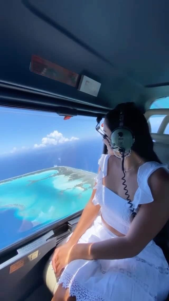 BeStylishのインスタグラム：「Can you spot the overwater resorts? 💦 Helicopter ride over Bora Bora! 🚁 #reels #borabora #bestylish」