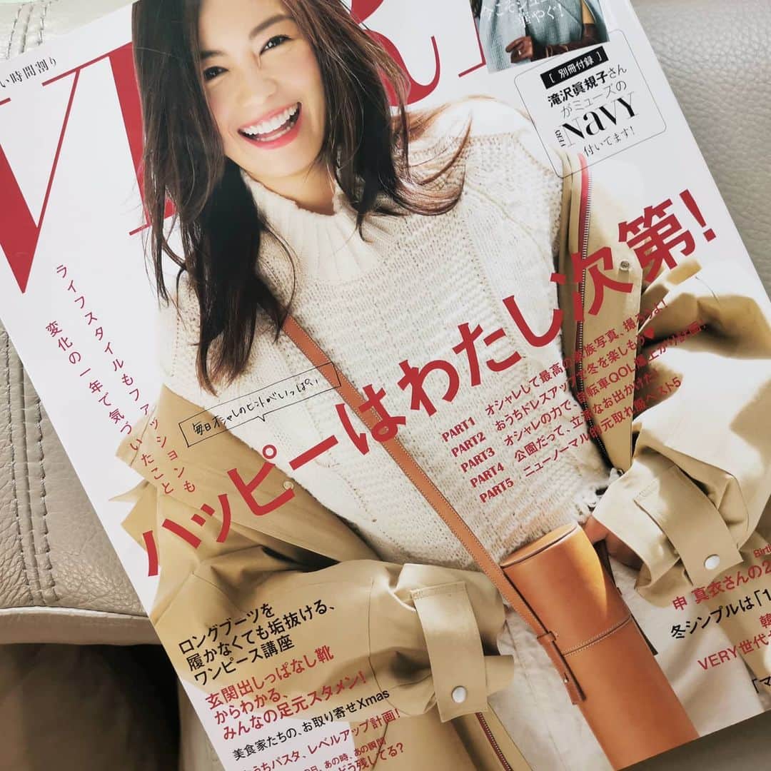 ayaka8880のインスタグラム：「. . もう11月が終わってしまう🍁 . VERY12月号は取材の大切さを学んだ号でした✑ . 2号にまたいで取材して構成に手こずり完成した原稿、夫婦の家事育児分担問題！ . やはり、根が深く答えがないものです🙄夫婦のことはその夫婦にしか分からないですもんね🤧 . 内容は、社会学からフェミニズムの視点まで色んな角度から解決の糸口を試みています。 . 私自身考えさせられた内容になっていますのでぜひに😭 . 玄関出しっぱなしシューズは、20名以上の玄関靴をリサーチ、 本当に欲しいシューズが見えたページでした。 . 取材力と洞察力を上げていきたい、と思えた私の中での記念号。 . よろしければ、ぜひ🙇✨ . . #夏果の仕事」