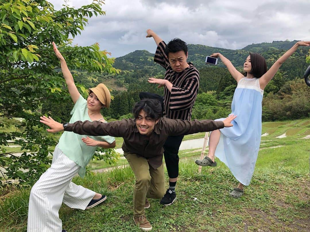 東里梨生さんのインスタグラム写真 - (東里梨生Instagram)「ずーーっと 載せそびれていた写真、、  後ろ、渋い顔してるのがw スタイリストのツノたん #津野真吾　さん  前の爽やかイケメンが メイクのあっくん #佐藤厚基　さん  これは 『2人なら』のPV撮影の時ですな😆  このお二人家族ぐるみで仲がいいもんだから チームワークはバッチリでございます👏  ツノツノには、、 え、いつからだろ？ だいぶ長くやなわらばーの衣装をスタイリングしていただきました‼️本当にね、テキトーな雰囲気が （あくまで雰囲気が） ゆるくて面白いんですよね笑 フィッティングいつも楽しかったです！ ツノたんありがとう‼️  あっくんは 5年くらい？？ 撮影や やな祭りでお世話になりました‼️ （最後のコンプリートアルバムのブックレットの撮影も あっくんにメイクお願いしました） あっくんは話してても本当誠実な感じがめちゃ伝わる！ そして同い年🙌 いつも素敵なメイクと楽しい話ありがとうございました😆  佐瀬さんも誘って打ち上げましょね😆  #スタイリストさん #メイクさん」11月27日 10時42分 - aizatorio_yanawaraba