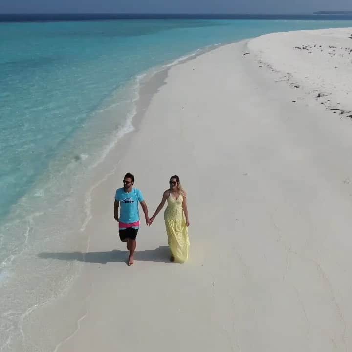 レナータ・ファンのインスタグラム：「Um dia desses, perdida em uma ilha deserta com quem realmente importa @atilaabreu51 🦋❤️😍 #TBT」