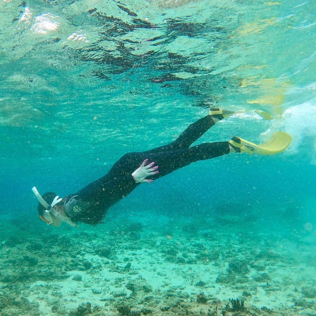 栗山夢衣のインスタグラム：「プライベートでは初めて 沖縄に行きました🌺  1日目は 首里城、国際通り、プール、ライブ居酒屋  2日目は 久高島、あざまサンサンビーチ、斎場御嶽、アグー豚しゃぶしゃぶ、スナック  3日目は シュノーケリング、パルコシティー  盛りだくさんでした☺️👏  海が見える露天風呂のあるホテルに泊まったので毎日温泉入ってた  私はどこに行っても風呂ばかり入ってるな…♨️」