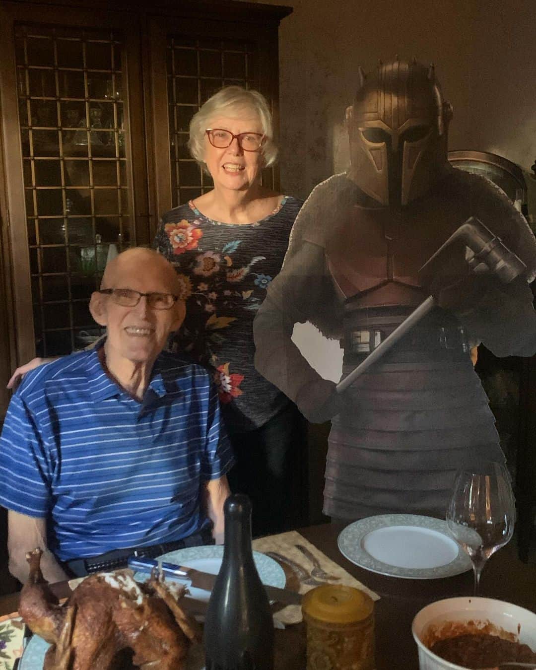 エミリー・スワローのインスタグラム：「Mom and Dad let me join them for dinner even though they already had company.  Their friend brought along some very unusual tools for carving turkey, but it got the job done (and I appreciate that she wore a mask). * This is a strange, uncertain time, and I am grateful to have these precious minutes with them.  If you’re lonely this Thanksgiving, weary from the time in isolation, missing your family and friends, please reach out.  Message me, message someone else you think might be alone- just don’t think you’re alone in your loneliness.  Happy Thanksgiving. * * * #happythanksgiving #alonetogether #spnfamily #thisistheway」