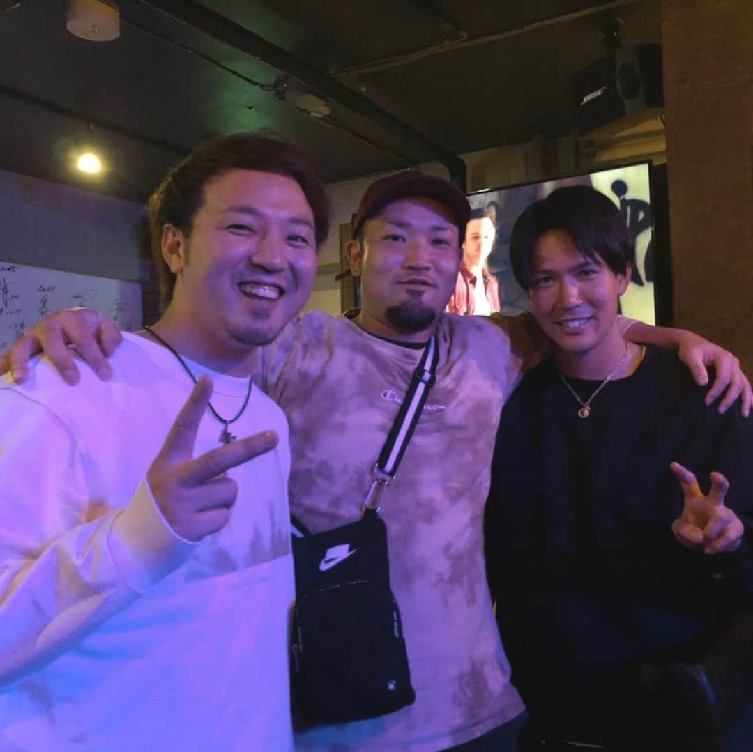 のインスタグラム：「【夢、目標を口にする】 　　 　　　  ここ最近色んな方たちと会って喋る機会が増えて来て色々な情報や、知識が増えて毎日が楽しいです！ 　　　　 　　　　 僕は自分のレベルアップのため自分の目標、夢をよく語るようにしています。 人に話して自分にプレッシャーを与えるためです。 　　　 　　　 こいつアホやな、大きい事言うなーとか無理だろって思われたらそう思っとけばいい！ そう思われると余計にやる気が出る！ 　 　　 　　 そして仲間達の新たな夢や目標を聞いてもっと自分も頑張らないといけないと改めて感じてます‼︎‼︎ 　 よし2020年ももう少し‼︎‼︎ 　　 　 　 今後ともよろしくです！   #仲間 #北方悠誠 #古村徹 #BARfortyfour #横浜 #なべpot」