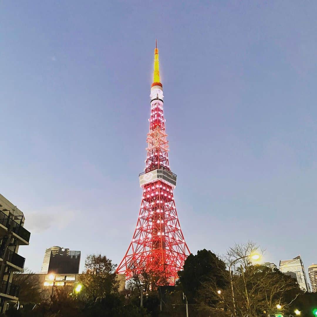 能登有沙のインスタグラム：「この間久しぶりに赤羽橋行ったら東京タワーが🗼ハート❤️だったぉ✨ はっぴぃ〜♪  #東京タワー  #赤羽橋 #懐かしい場所 #写真撮ってる人いっぱいおった」