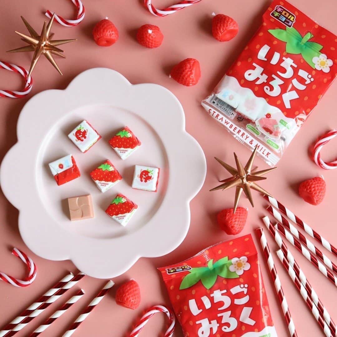 チロルチョコのインスタグラム：「全国の100円均一ショップにて販売🎪  いちごみるくの袋タイプが新登場🕴✨﻿ ﻿ チロルのいちごみるく〈袋〉のご紹介です💁‍♀️﻿ ﻿ 定番人気商品のいちごみるくを可愛いパッケージにIN🍓🍼﻿ ﻿ いちごチョコとホワイトチョコで、いちごゼリーを包みました😳👏🏻💗﻿ ﻿ ﻿ ほんのりとした酸味とホワイトチョコのミルキーな味わいをお楽しみください😌﻿ ﻿ ﻿ ﻿ ﻿ ﻿ ﻿ ﻿ ﻿ ﻿ #tirol #tirolchoco #チロルチョコ #チロル #チョコレート #おやつタイム #chocolate ﻿ #おうちカフェ #おやつの時間  #chocolatelover  #shopチロルチョコ#いちごみるく﻿」
