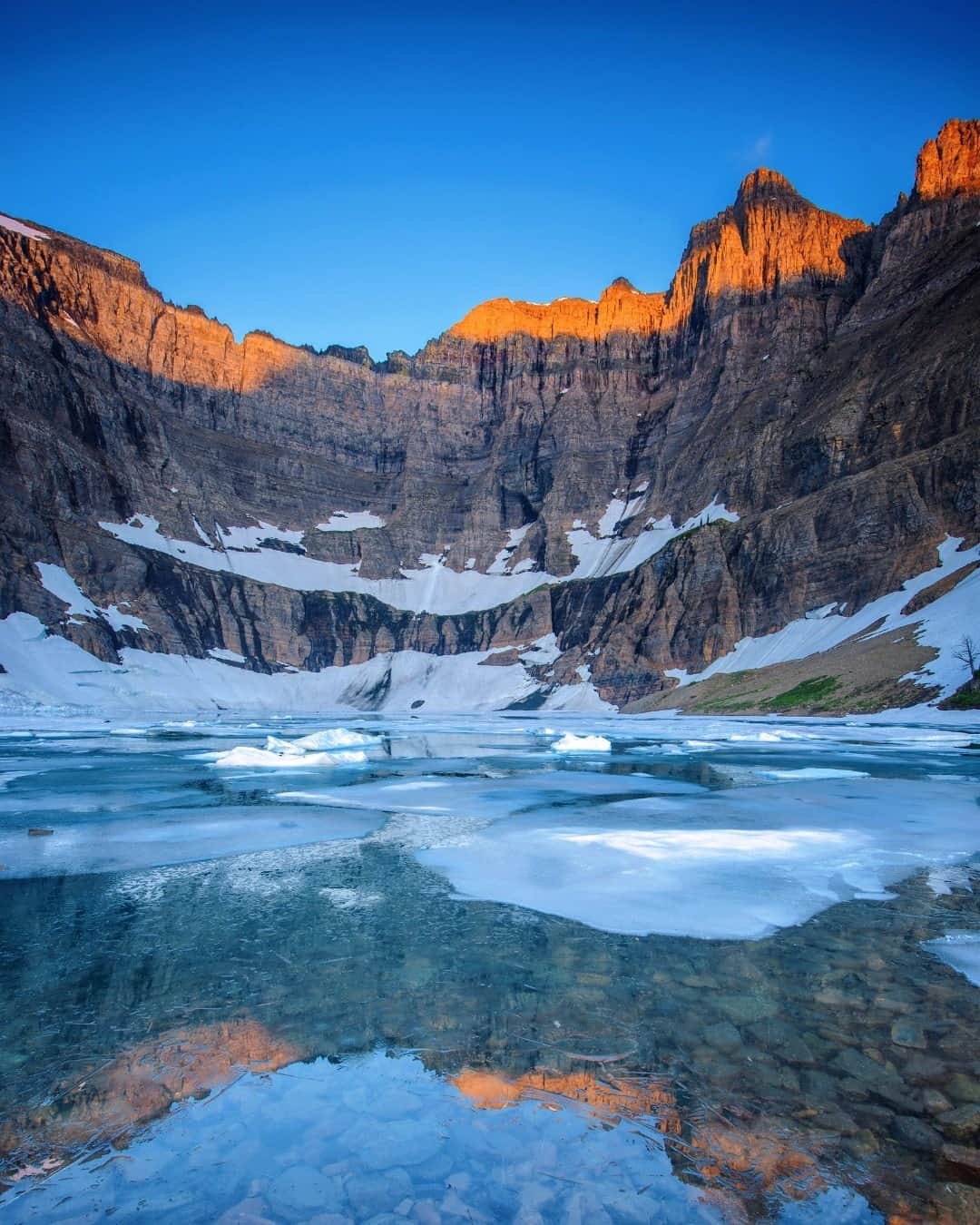 Lonely Planetのインスタグラム：「One of the most iconic stops  for the Empire Builder train is the 1489-sq-mile Glacier National Park in northwestern Montana.  Tap the link in our bio to find out why you should take the train to Glacier National Park.」