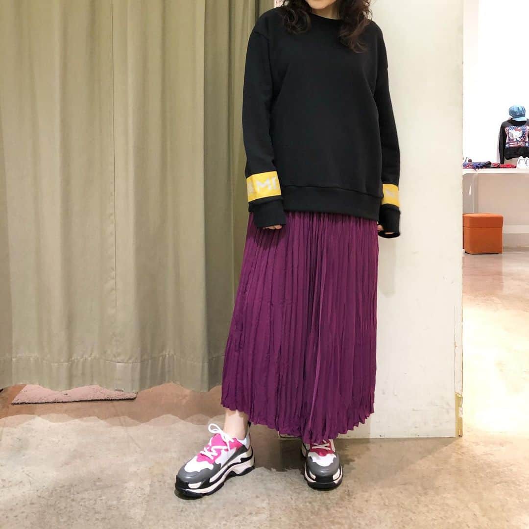 GATHER yamatoのインスタグラム：「ミックスコーデも ニーナミュウならこんなにフェミニンに。 ぜひおすすめのスタイル。 ______________________  ライン入りスエット #ninamew  17,600円 サテンプリーツスカート #ninamew  28,600円 スニーカー #ninamew  30,800円  全て税込み #大人がかっこよく映える服  #アラフィーコーデ #アラフォーコーデ」