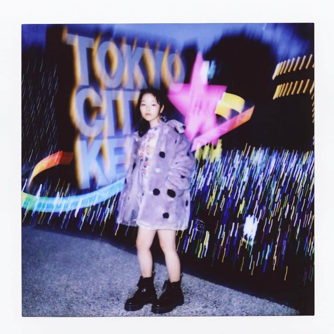 kisimariさんのインスタグラム写真 - (kisimariInstagram)「本日から開催のチェキ写真展に参加しています。 娘のnicoがモデルになってくれました。 是非見に来てくださいね！　　　　　　　　　　　　　　　　　　　　　　  model @nico_rainbow25  stylist @yuikurose   🤸‍♀️🤸‍♀️🤸‍♀️🤸‍♀️🤸‍♀️🤸‍♀️🤸‍♀️🤸‍♀️🤸‍♀️🤸‍♀️🤸‍♀️🤸‍♀️🤸‍♀️🤸‍♀️🤸‍♀️  instax“チェキ”写真展「instax SQUARE SQ1」GALLERY  ～スクエアなら私の世界はこんなにも広い。～ モトーラ世理奈 / 鈴木仁 阿久津ゆりえ / 植田真梨恵 / かくたみほ / 加藤順子 / kisimari / 熊谷直子 / 古性のち 野本敬大 / フクモトヒロスケ / MARCO / 宮川大聖 / 山口大貴 （五十音順・敬称略）  2020年11月27日（金）～2020年12月28日（月） 　　　　　　　　　　　　　　　　　　  10：00～19：00 （最終日は16：00まで／入館は終了10分前まで）　会期中無休　　　　　　　　　　　  東京ミッドタウン1階 FUJIFILM SQUARE（フジフイルム スクエア）内、富士フイルムフォトサロン 東京　スペース3  #instax #チェキ#私の半径100メートル#kisimari」11月27日 10時54分 - kisimari_love