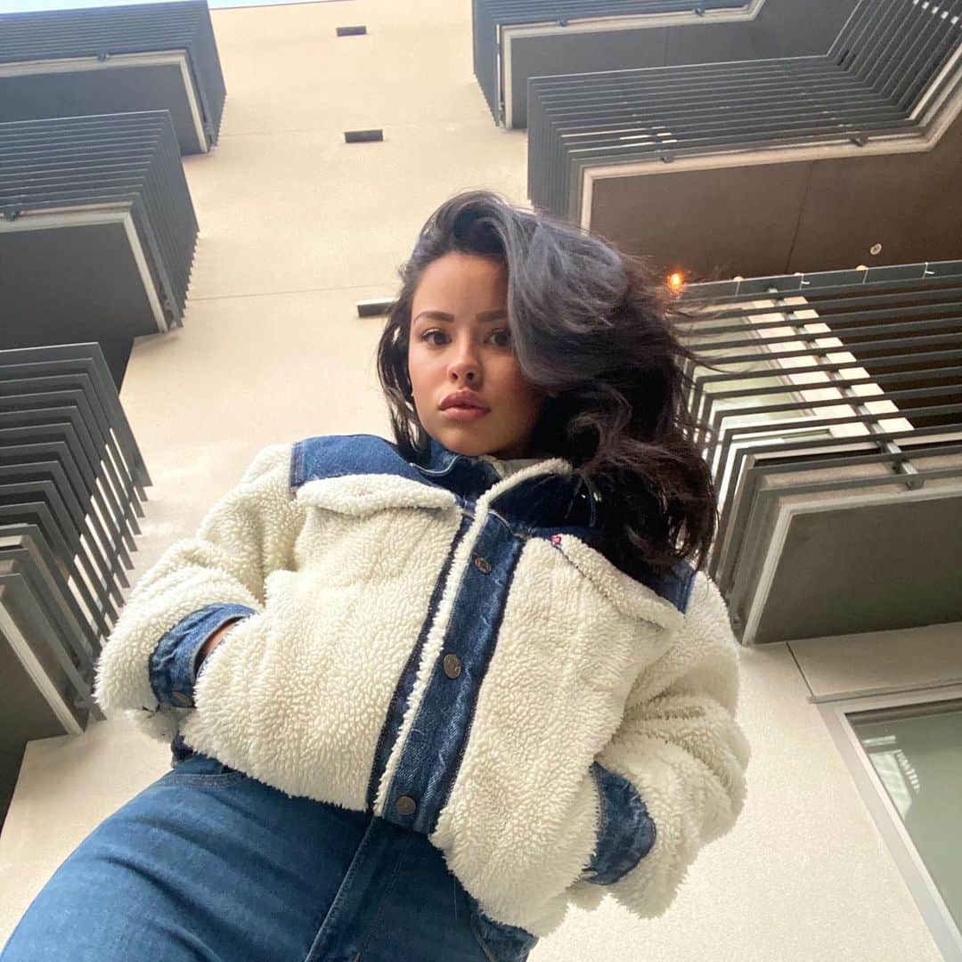 シエラ・ラミレスのインスタグラム：「Happy Thanksgiving my lil turkeys!!!!! What a rollercoaster of a year.....nonetheless, there is still SO much to be thankful for..& one of my biggest blessings is YOU!!! Thank y’all for your unconditional love & support🖤 I am forever grateful! Blessings to you & yours. Stay safe & stay full hehehee🍽🦃🍁」