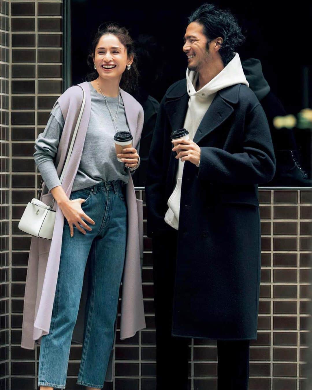 のインスタグラム：「本日発売の女性誌「CLASSY 1月号」です。  絶対見てほしいなー😏 ・ ・ ・ ・ ・ ・ ・ ・ ・ ・ ・ ・  @classy_mag_insta 本日11月27日は... 『CLASSY.』1月号の発売日です🎉 気になる最新号の見どころをお届けします！  . 今月は、「リッチっぽいカジュアル”の正解」を大特集！ . 思い起こせば1984年の創刊以来、CLASSY.は常に“リッチ感”を大切にしながら誌面を作ってきました。いつの時代も、カジュアルスタイルをさらに素敵に見せてくれる“リッチ感”という“魔法”について、この特集であらためて考えてみます。 . 1️⃣キレイめカジュアルを “リッチっぽく”見せる8つの方法 . CLASSY.の王道であるシンプルでキレイめなカジュアルは、ともすれば“無難で普通”な着こなしになってしまいがち。そこで「あの人、シンプルなのになんだか素敵」と思われちゃうような、絶対に“リッチ見え”する8つの着こなしルールをご紹介します。 . 2️⃣“キャロリン べセット・ケネディ” から学ぶ大人コーデ🖤 . カルバン クラインのショップスタッフから役員へとセンスひとつで駆け上り、ジョン・F・ケネディJr.との交際をきっかけに世界の注目の的となったキャロリン。少ないアイテムを賢く着回した彼女のスタイルには、今こそ参考になるヒントがたくさん！ . . 3️⃣10万円台以下で買える ハイブランドの“いい靴”を大特集👠✨ . 服がシンプルだったりカジュアルだったりするほど、靴やバッグなど小物の重要度はアップします。ニット×デニムなどの定番スタイルを足元からグッとリッチに見せてくれる、around 10万円の名作シューズを厳選しました。 . . 4️⃣全編横浜ロケ！テーマは「ハマトラ」⚓️♥️ 令和のトラッド服で12月の着回しDiary . 今月はトレンドの「トラッド服」で着回し！物語は、商社OLである主人公の“ママ”が物語の鍵を握っています。恋にもオシャレにも、事あるごとに口を挟んでくる“ハマトラ世代”のママの描写、とても楽しく香ばしく仕上がってますので、ぜひご覧ください！ . . 5️⃣ビューティ特集は 「オタク美容」を徹底分析💘💘 . 「オタク」＝「一つのジャンルを極めし者」が披露してくれる知識は、バカにならないどころか目からウロコの金言ばかり。この特集では、そんな「美のオタク」の皆さんの、美容への愛を徹底取材しました。 . . 5️⃣フォトBOOK発売記念💓 加治ひとみの「オタク美容」に迫る！ . 12月10日に自身初のビューティフォトBOOKを発売する“かぢちゃん”こと加治ひとみさん。驚異的なメリハリボディ、透明感のあるツヤ肌、ぷっくりセクシーな唇…その美しさの秘密に、一足早く迫りました。 . . 5️⃣ 人気モデル千國めぐみさん直伝 #ちくに美容 の “漢方愛”にクローズアップ👀🔍 . 透き通るような美肌の持ち主、モデルの千國めぐみさんは、“漢方通”としても知られています。SNSでも話題な彼女の“漢方愛”は、何かと体の不調が多いアラサー世代にこそ、参考になるはずです。 . . 5️⃣大人気Snow Man 渡辺翔太さん初登場！ 可愛さとクールさの“ギャップ萌え”をお届け💙 . 大ブレイク中のSnow Manから、渡辺翔太さんがCLASSY.本誌初登場！ メンバーの中でも有数の愛されキャラの渡辺さんは“美容男子”としてもおなじみ。撮り下ろしの写真とインタビューで、クールな顔立ちとゆるふわ笑顔とのギャップに迫ります！ . . 6️⃣今一番“熱い男” DISH// 北村匠海さんの “エモかっこいい理由”を徹底解剖📝❤️ . 今年だけで主演映画が４本も公開されている北村匠海さん。DISH//のボーカルとして『猫』のヒットも記憶に新しい彼の、“エモーショナルな魅力”をお届け！音楽活動にかける想いや、映画『アンダードック』の裏話についても伺いました。 . . 6️⃣「旬な男」はSixTONES森本慎太郎さん💚 年下男子のホンネとは？ . 今月の「旬な男に会いたい♡」には、SixTONESから最年少・森本慎太郎さんが初登場！ドラマ『監察医 朝顔』でも大活躍中の森本さん。撮影の裏話や、グループ活動でのスタンス、そして気になる恋愛事情まで…あれこれ聞いてみました！ . . 🌟見逃せない内容盛りだくさんの 『CLASSY.』1月号は11月27日(土)発売！🌟 . お近くの書店はもちろん、 オンラインショップやデジタル版もありますので、 チェックしてみてくださいね🌞👌」