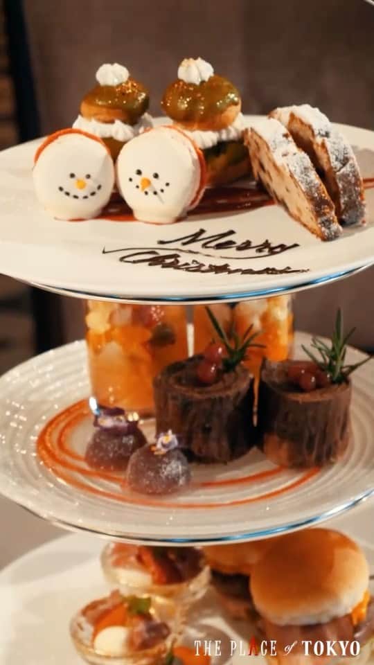 のインスタグラム：「定番のブッシュドノエルやシュトーレン🎂 写真映え間違いなしのスノーマンマカロン⛄️や クリスマスツリーを表現したシュークリーム🌲など パティシエ手作りの可愛らしいスイーツが並ぶ Xmas Afternoon tea♡  オープンキッチンのついた人気の会場は クリスマスをテーマにしたフォトジェニックな装飾と 焼きたてのマドレーヌや温かいスコーンの香りも楽しめます♪  The Place of Tokyoでは ウイルス感染対策を徹底しており、 こちらのセットはご人数も制限しているため 広々とした会場で安心してお楽しみいただけます☕️  気になっている人はぜひご予約ください！😊 ご予約は ▶︎一休.com『The Place of Tokyo』 で検索してくださいね！」