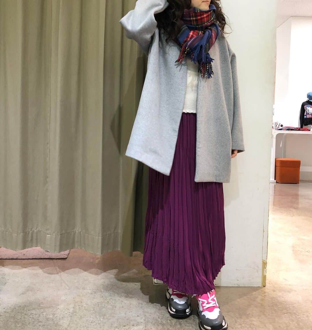 GATHER yamatoのインスタグラム：「アウターを使って。 インナーは今季 カットソーで仕上げる。 ______________________  コート #donamarie 17,600円 サテンプリーツスカート #ninamew  28,600円 ストール #ninamew  6,600円 スニーカー #ninamew  30,800円  全て税込み #大人がかっこよく映える服  #アラフィーコーデ #アラフォーコーデ」