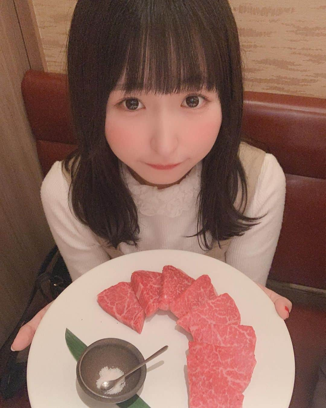 咲山しほさんのインスタグラム写真 - (咲山しほInstagram)「♥ . リリースの打ち上げで 美味しいお肉屋さんに 連れてってもらいました🍴🥩♥ . ご馳走様でした🙏🏻♥ . #お肉 #お肉大好き #焼肉 #焼肉大好き #食スタグラム #焼肉しか勝たん‼️ #アイドル #セイラ #はむはむオレンジ」11月27日 11時03分 - sayama_shiho