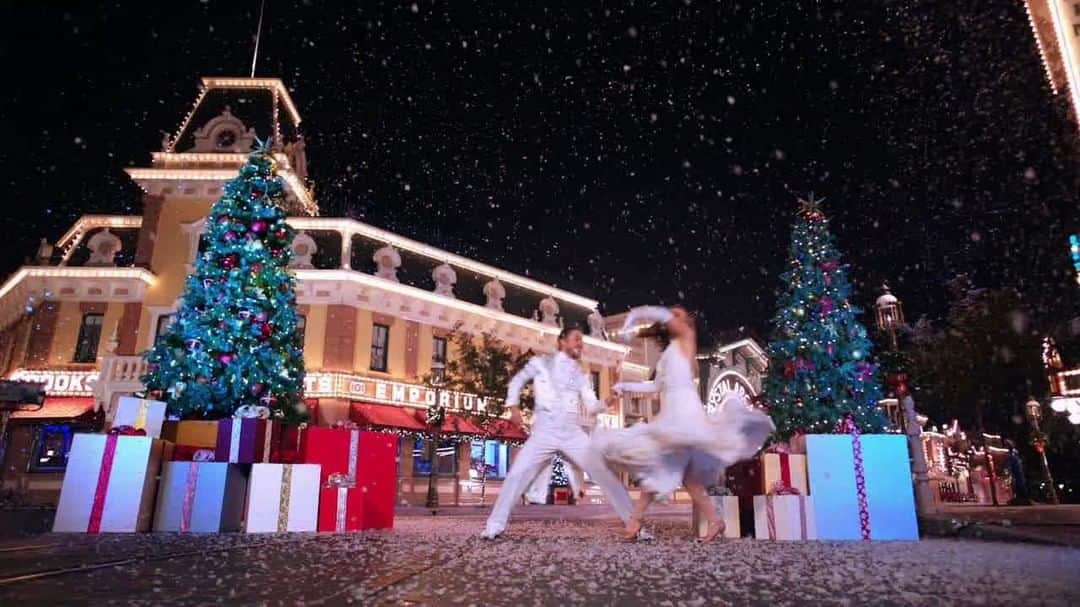 アメリカン・ブロードキャスティング・カンパニーのインスタグラム：「That was ✨classic✨, @juleshough and @derekhough! Thank you for bringing so much joy to the #DisneyHolidayCelebration ❤️」