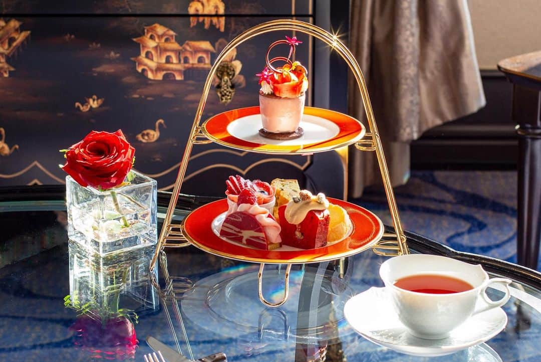 The Westin Osaka （ウェスティンホテル大阪）さんのインスタグラム写真 - (The Westin Osaka （ウェスティンホテル大阪）Instagram)「26 階クラブラウンジで和むアフタヌーンティー満喫プラン（月～木限定）は、プラン限定の特別なアフタヌーンティーを、専用の鍵でアクセスする特別なフロアのラウンジでお召し上がりいただきます。平日ならではのゆったりとした時間を、眺めのよいラウンジでお過ごしください。 ————————————————— #ステイケーション #おこもりステイ #ヘブンリーベッド #大阪 #大阪ホテル #HeavenlyBed #アフタヌーンティー #クラブラウンジ #エグゼクティブクラブラウンジ #ホテル巡り #ホテル好きな人と繋がりたい #ラグジュアリーホテル #大人の贅沢 #ホテルステイ #大人の休日 #旅行好き女子 #タビジョ #marriott #marriottbonvoy #marriotthotel —————————————————  Tag @westinosaka to share your image with us.  ⠀⠀  #WestinOsaka  #ウェスティンホテル大阪」11月27日 11時04分 - westinosaka