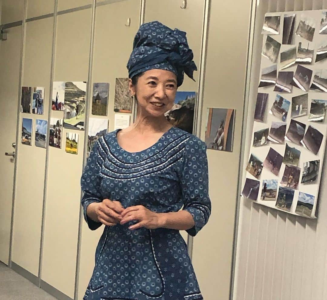 宮崎美子さんのインスタグラム写真 - (宮崎美子Instagram)「先日、お久しぶりにこちらの衣装を着用しました。  はい、こちらは私が親善大使を務める『レソト王国』の在日大使からいただき、昨年の親善大使任命式で着用しましたものです。  こちらの衣装でとあるところに行って来ましたが、その模様はまたyoutubeで後日、見ていただきますので、お楽しみに。  #レソト王国 #レソトブランケット」11月27日 11時16分 - miyazakiyoshiko.official