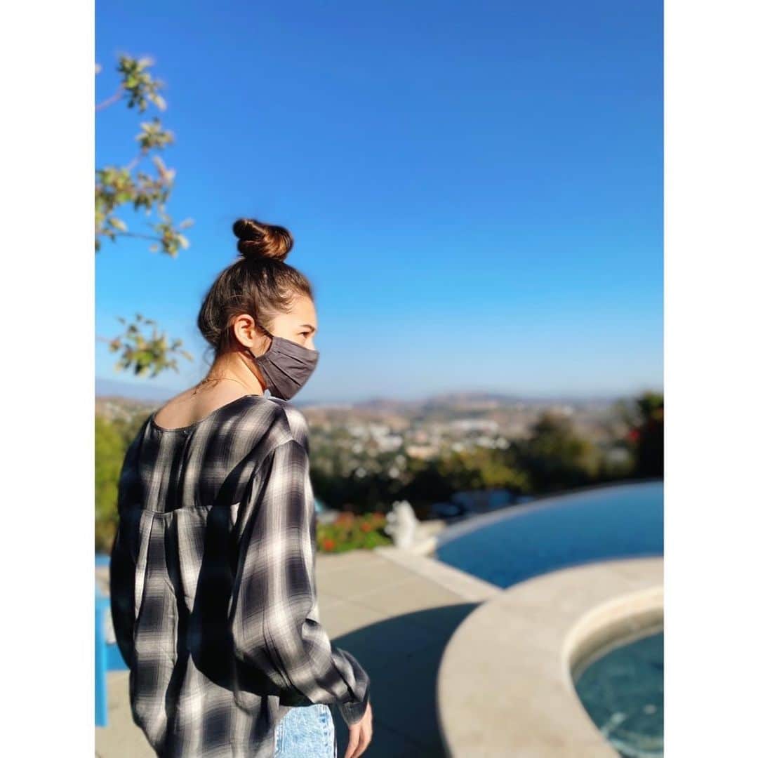 のインスタグラム：「Happy Thanksgiving🍁﻿ 空がきれい﻿ ﻿ ﻿ ﻿ ﻿ ﻿ ﻿ #青空 #秋空 #マスク #秋の空 #お団子ヘア #サンクスギビング #中学2年生 #staysafeandhealthy #happythanksgivingday  #로스앤젤레스  #14살 #추수감사절 #가을하늘」