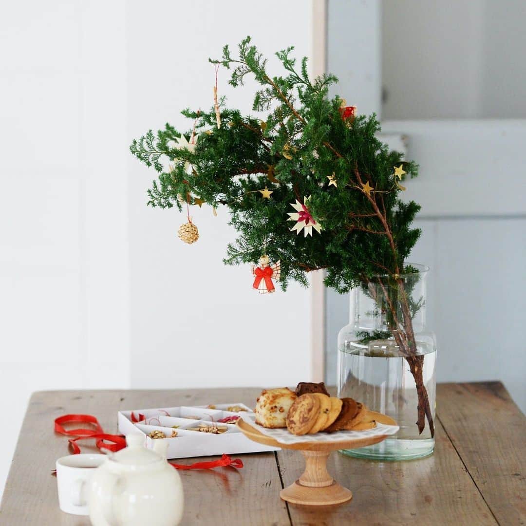 北欧、暮らしの道具店さんのインスタグラム写真 - (北欧、暮らしの道具店Instagram)「オーナメントを吊るせばツリーにも🎄 . - - - - - - - - - - - - 買ってきた枝ものを、サッと活けるだけで サマになるのがうれしい！ テクニックのいらないガラスの花瓶。  大きなツリーを用意しなくても、 モミやヒバの枝を活けてオーナメントを 吊るせば、クリスマス気分を味わえますよ♪  これから準備を始めて、 ゆっくりと味わうクリスマスを堪能できれば いっそう心地よい冬を過ごせそうですね。 . - - - - - - - - - - - - ・リューズガラス/フラワーベース（高さ26cm） . ▶お買いものは写真内のタグをタップ！　またはプロフィールのリンクからどうぞ→@hokuoh_kurashi ・ 🎁「クラシ手帳2021」プレゼントキャンペーン実施中！　当店でお買いものいただいた方に、当店オリジナルの手帳を無料でお届けいたします。 ・ ▶️プロフィール画面の「ショップ」ボタンからも、お買いものいただける商品がご覧いただけますよ→@hokuoh_kurashi ・ #interior#interiors#livingroom#homedecor#instahome#homewares#green#flower#christmas#xmas#クリスマス#オーナメント#飾りつけ#花瓶#フラワーベース#グリーンのある暮らし#リューズガラス#グリーン#植物#インテリア#北欧インテリア#リビング#暮らしを楽しむ#日々の暮らし#北欧#暮らし#北欧暮らしの道具店」11月27日 11時10分 - hokuoh_kurashi