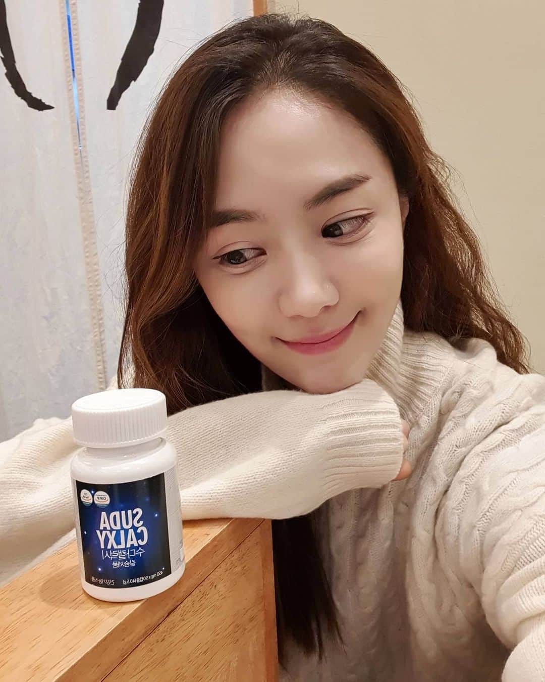 ユ・ハナのインスタグラム：「얼굴이 예뻐져도 몸속이 활성산소로 가득하다면 결국 얼굴에도 드러나게 되어버리죠. 노화의 주범이자, 암, 만성염증, 비만등의 원인이라는 ☠활.성.산.소☠ 질병의 90%가 활성산소때문이라고 할 만큼 몸 속에서 없애야 할 것이죠.  그 활성산소를 잡는게 '수소'래요. 그리고 그 수소를 🤔💧수다캘럭시💧로 먹을 수 있단거!  공복에 먹어도 될만큼 위에 부담❌ 위가 약하신 분들도 언제든 섭취가능👌 다른영양제와 같이 드셔도 👌  한번에 물과함께 2캡슐. BUT !! ✔몸이 무겁거나 아침에 일어나기 힘들거나 ✔너무 피곤한 날은 👉 3캡슐 ✔술약속이 있기전 👉3캡슐 ✔오늘 섭취했지만 숙취가 두려운 술자리 중간에도 👉3캡슐 ✔운동한 후라면👉3캡슐 (하루 최대섭취량 6캡슐까지 👌)  수소만 들어있는게 아니라 일일섭취해야할 필수 칼슘🦴까지!!  건강한 신장기능 개선, 당뇨 및 대장암, 갑상선암을 예방하고 뼈는 강화되고 파골세포를 막아  골다공증 예방을 해주며 🦷잇몸과 치아건강🦷도 튼튼하게하는 칼슘까지!!  청소년이라면  건강한 치아형성 건강한 신진대사 작용과 함께  성장판 건강을 도와줍니다!  프롬하나 X 수다캘럭시 특별이벤트🎁 1. 매일 5명씩 총15명 알약보틀 증정! 2. 최다구매자 3명 루즈 디올 증정!(컬러랜덤)  🟦구성은 총 4가지에욧🟦  1. 국내유일 천연수소칼슘 수다캘럭시 1개   2. <패밀리세트> 국내유일 천연수소칼슘 수다캘럭시 3개+1파우치 (15캡슐이 들어있어요)  3. <인기구성> 국내유일 천연수소칼슘 수다캘럭시 5개+2파우치 (15캡슐+15캡슐)  4. <공구최다구성> 국내유일 천연수소칼슘 수다캘럭시 7개+1개 사은품 : 수다캘럭시 본품 1개 증정  #먹는수소 #수소칼슘 #수다캘럭시 의 특가는 오늘부터 주말까지 , 3일간 입니다💙  🍂오피셜계정 @fromhana111 🍂제품문의 kakao talk ID '프롬하나cs' 🍂구매는 상단프로필란의 파란색 링크주소인 프롬하나닷컴 클릭 ✔」